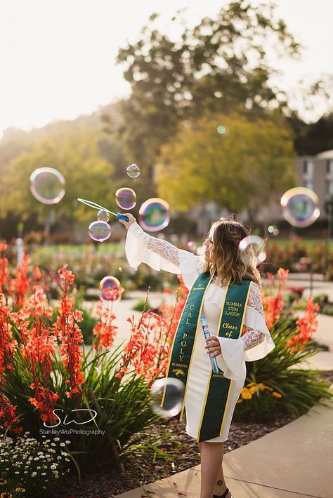 Visit my website to see more ideas for best props to bring to your graduation photo shoot. Stanley Wu Photography, graduation portrait photographer based in Los Angeles, offering sessions for USC, UCLA, CSU, LMU, Pepperdine and other schools around Southern California. Grad Photos With Books, Fun Cap And Gown Photos, Oxford Graduation, Photoshoot Prop Ideas, Couple Graduation Pictures, Couple Graduation, Graduation Photo Shoot, Photography Graduation, Pics Poses