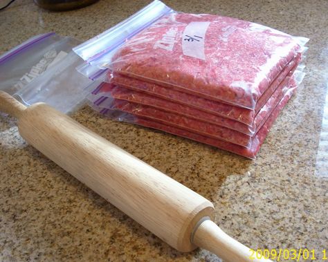 Freeze Meat, Freezer Hacks, Freezing Meat, Freeze Food, Freezing Food, Meat Rolls, Crock Pot Freezer, Freezer Organization, Frozen Meat