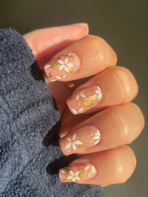 Gold Leaf Nail Designs, Intricate Nail Art, Gold Flower Nails, White Flower Nail Art, Gold Leaf Nails, Christmas Winter Nails, Christmas Nail Design, White Nails With Gold, Gold Nail Designs