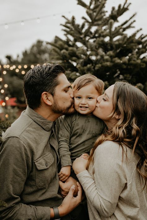 Card Poses, Christmas Tree Farm Pictures, Tree Farm Photo Shoot, Christmas Tree Farm Photo Shoot, Winter Family Photoshoot, Poses For Photographers, Christmas Tree Farm Photos, Christmas Poses, Christmas Family Photoshoot