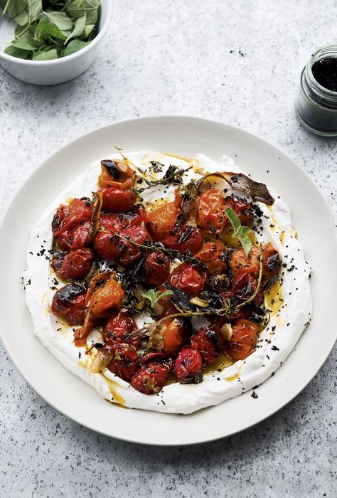 Yotam Ottolenghi Recipes, Summer Dinner Ideas, Ottolenghi Recipes, God Mad, Yotam Ottolenghi, Juicy Tomatoes, God Mat, Yogurt Recipes, Tomato Recipes