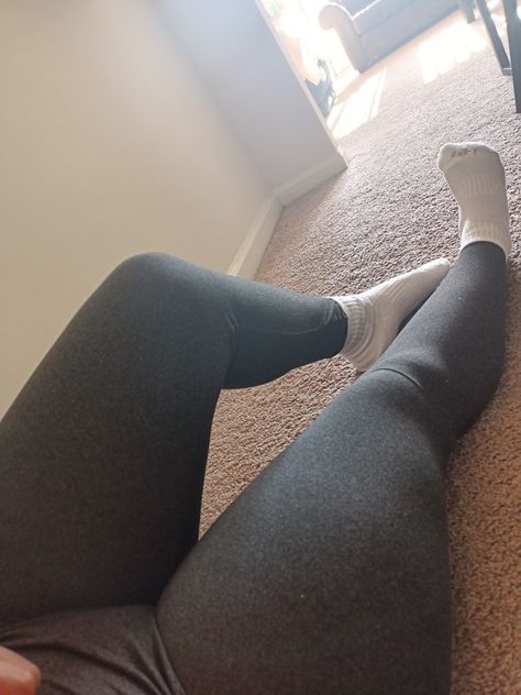 Socks Over Leggings, Black Leggins, Mode Des Leggings, Outfit Gym, Fitness Wear Outfits, Snap Friends, Leggings And Socks, Pretty Legs, Cute Leggings