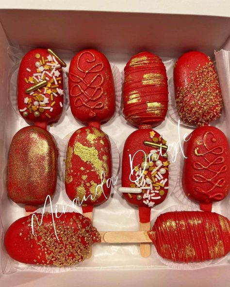 Red Cake Pops With Gold, Red Black And Gold Treat Table, Red Cake Pops Ideas, Red Cakesicles, Quince Deserts, Red Cakepops, Red Gold Cake, Gold Cakesicles, Red Quinceanera Theme