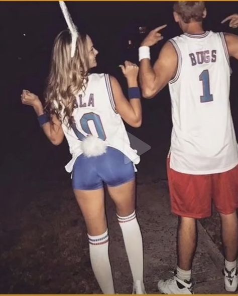 Couple Halloween Costumes With Dog, Diy Halloween Costumes College, Lola Bunny Costume, Halloween Costumes Women Creative, Teenage Halloween Costumes, Halloween Costumes Diy Couples, Funny Couple Costumes, Halloween Costumes For Work, Funny Couple Halloween Costumes