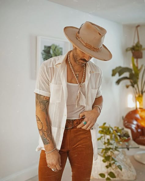 Boho Men Style, Happy Hour Outfit, Stylish Street Style, Bohemian Style Men, Boho Men, Mens Outfit Inspiration, Mens Fashion Casual Outfits, Full Look, Streetwear Men Outfits