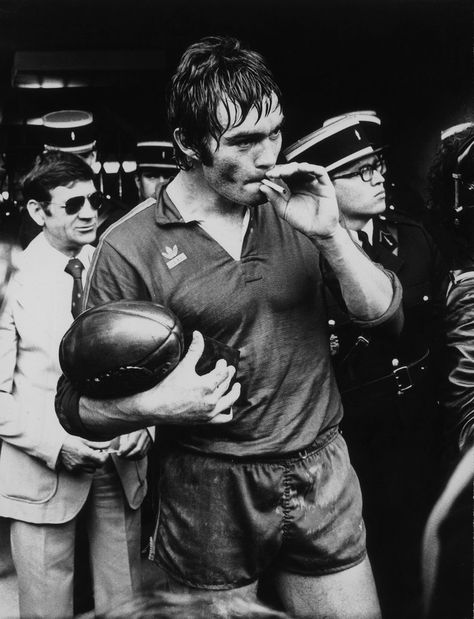 We don't endorse smoking for ruggers, but this is a classic photo! Rugby Rules, Rugby Photography, Rugby Wallpaper, Rugby Vintage, Welsh Rugby, Rugby Sport, All Blacks, Rugby Union, Rugby Players