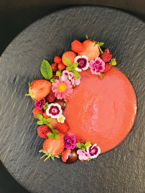 Vegan Strawberry and Watermelon Gazpacho 🌱 Gazpacho Plating, Vegan Gazpacho, Gazpacho Fine Dining, Gaspacho Recipe Watermelon, Gazpacho Watermelon, Watermelon Dessert, Strawberries And Raspberries, Watermelon Gazpacho, Strawberry Leaves