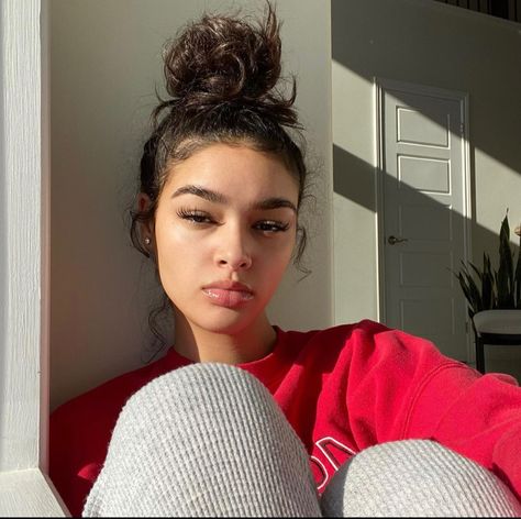 Alexis Carrington Instagram, White Girl With Edges, Aesthetic Sunny Day, Lex Carrington, Sunkissed Aesthetic, Long Natural Curly Hair, Sleek Short Hair