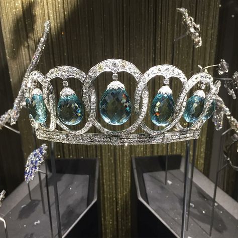 Tiara in platinum with aquamarines and diamonds, 1935. Private Collection of Princess Olimpia Torlonia. Aquamarine Tiara, Lebanon Wedding, Black Mermaid Dress, Quinceanera Jewelry, Princesa Sophia, Princess Crowns, Royal Crown Jewels, Vintage Dance, Royal Crowns