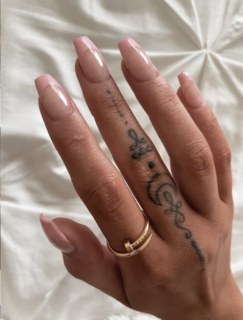 Hippie Tattoo, Minimalist Tattoo Ideas, Hand And Finger Tattoos, Tattoos For Black Skin, Dainty Tattoos, Subtle Tattoos, Henna Tattoos, Elegant Tattoos, Henna Tattoo Designs