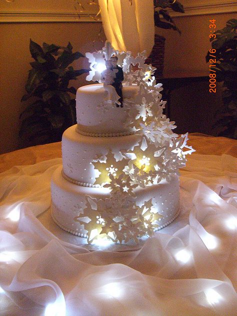 the cake freaking lights up. not gonna get cooler than that. Cakes With Lights, Wedding Cake 5 Tier, Cake With Lights, Flower Castle, Snowflake Wedding Cake, Marriage Anniversary Cake, Led Wedding, Christmas Wedding Cakes, Snowflake Cake