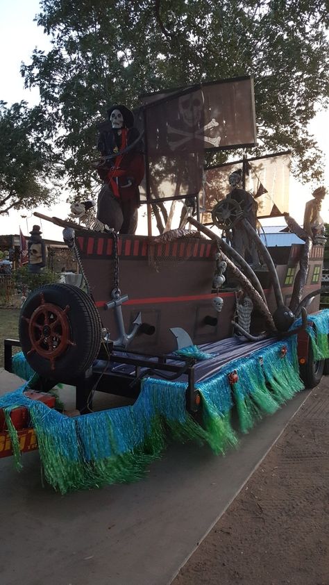 Pirate Ship Homecoming Float, Diy Pirate Ship Parade Float, Pirate Parade Float, Pirate Floats For Parade, Halloween Pirates, Holiday House Decor, Pirate Ship Model, Homecoming Floats, Mermaid Costume Diy