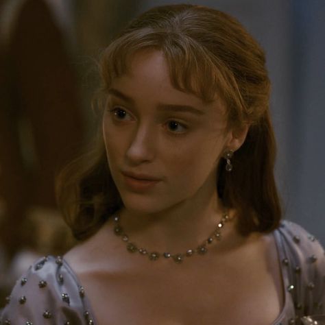 daphne bridgerton Period Piece Hairstyles, Period Piece Face Claim, Daphne Hairstyle, Daphne Bridgerton Icon, Bridgerton Pfp, Period Face Claims, Bridgerton Icons, Bridgerton Family, Daphne Bridgerton