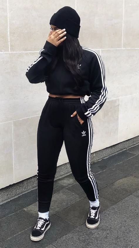 Adidas Joggers Outfit Women, Adidas Joggers Outfit, Black Adidas Outfit, Joggers Outfit Women, Looks Adidas, Adidas Outfit Women, Outfits Sporty, Tracksuit Outfit, Mode Zara