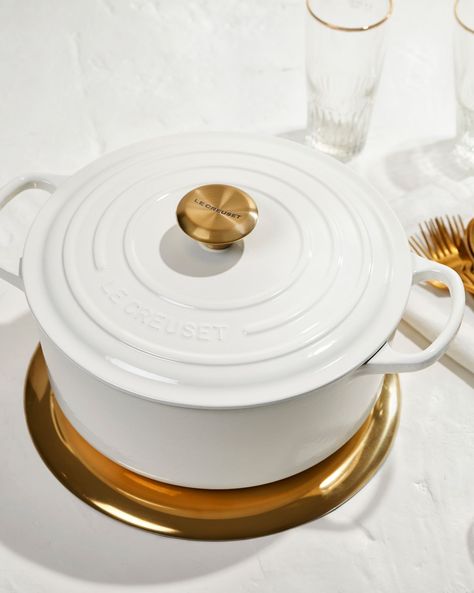 A chic highlight in the kitchen, our White with Gold Knob collection pairs a fresh, timeless hue with a luxe gold knob. Available now! Le Creuset Colors Combinations, Le Creuset White, Le Creuset Dutch Oven, Dutch Oven Bread, Kitchen Goals, Enameled Cast Iron Cookware, Gold Knobs, Cast Iron Cookware, Professional Chef