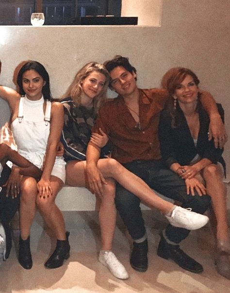 Camila Mendes Cole Sprouse, Cole Sprouse And Lili Reinhart, Riverdale Comics, Riverdale Betty And Jughead, Cole Sprouse Funny, Lili Reinhart And Cole Sprouse, Riverdale Betty, Bughead Riverdale, Riverdale Aesthetic