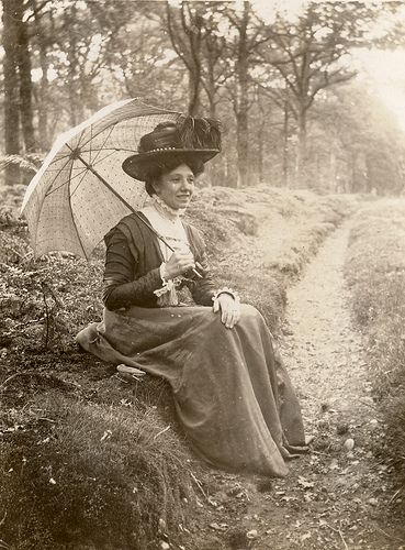 In the country with a parasol, via Flickr. Bijoux Art Nouveau, Old Photography, Photos Vintage, Vintage Life, Edwardian Era, Edwardian Fashion, Vintage Portraits, Antique Photos, Vintage Magazine