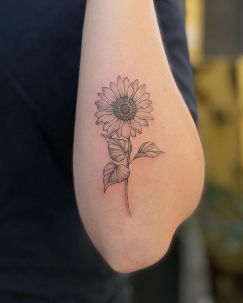 Sunflower Bouquet Tattoo, Tattoo Ghost, Bouquet Tattoo, Cloud Tattoo, Sunflower Bouquet, Sunflower Tattoo, Lotus Flower Tattoo, Flower Tattoos, Flower Tattoo