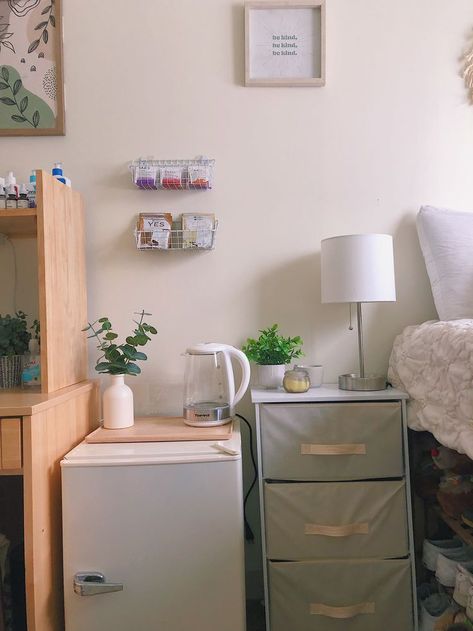 dorm, college, nightstand, fridge, lamp, wall art, kettle, decor, plants, cream Dorm Nightstand, Dorm Room Themes, Dorm Room Desk, Minimalist Dorm, Dorm Fridge, College Dorm Room Inspiration, Dorm Desk, Cozy Dorm Room, Dorm Room Styles