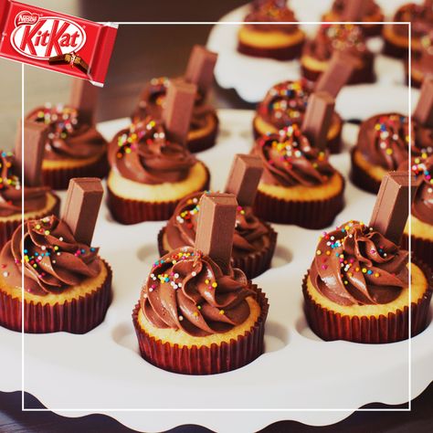 KitKat cupcakes ^__^ Kitkat Cupcakes, Candy Shop, Mini Cupcakes, Cake