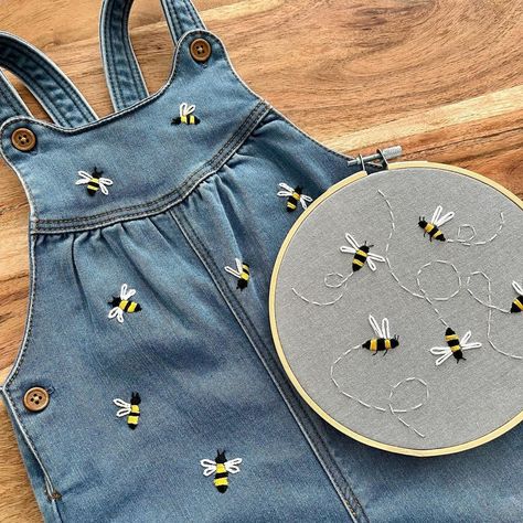 It was a busy bee kind of order day over here 🐝🐝🐝 If you’re feeling inspired, the busy bee free pattern is still available for download in… | Instagram Embroidery Bumble Bee, Bees Embroidery, Honey Bee Embroidery, Bumblebee Embroidery, Bumble Bee Embroidery, Diy Embroidery Shirt, Bee Embroidery Design, Embroidery Napkins, Embroider Ideas