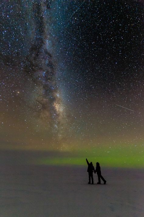 A year in photos: The extreme light changes of Antarctica. In May the darkness finally sets in. There isn’t much light left during the day, and the wonders of the night (or day, depending on how you look at it) really start to show themselves. Antarctica Night, Antartica Northern Lights, Antarctica At Night, Star View Night Skies, South Pole Antarctica, Night Sky Photography Real Life Stars, Cosmos Space, Forest Silhouette, Card Photography