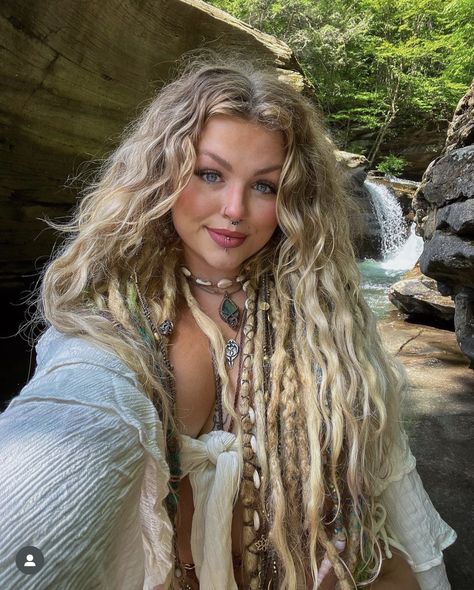 Blonde Partial Dreads, Boho Style After 40, Dreads White Woman, Jewelry Png, White Girl Dreads, Boho Dreads, Female Dreads, Hippie Dreads, Partial Dreads