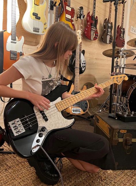 Playing Guitar Electric, Electric Bass Guitar Aesthetic, Bassist Girl, Electric Guitar Girl, Playing Bass Guitar, Girl Playing Electric Guitar, Girl Rockstar, E Guitar Aesthetic, Bass Girl Aesthetic