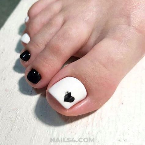 Lovely Simple Toe Nails For Your DIY Aesthetic Makeover White Toenail, Nail Designs Toenails, Black Toe Nails, Easy Toe Nail Designs, Simple Toe Nails, Black And White Nail, Pedicure Designs Toenails, Gel Toe Nails, Toe Nail Color