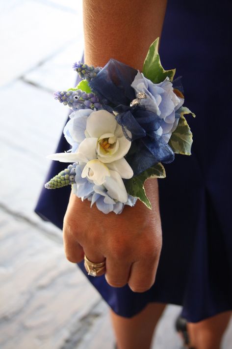 White and blue wrist corsage -  Always With Flowers - Lemont, IL Homecoming Bouquets, Dress Grad, Corsage Flowers, Wristlet Corsage, Prom Flowers Corsage, Dance Flowers, Blue Corsage, Brooch Boutonniere, Homecoming Flowers