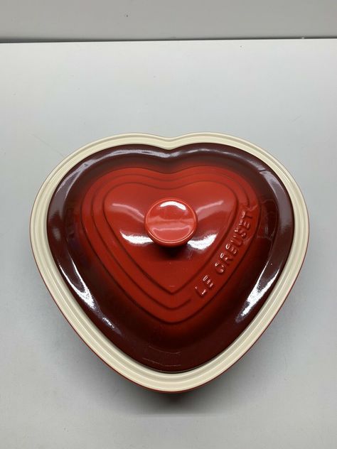 Le Creuset Heart Shaped Covered Casserole Baking Dish Red. Heart Shaped Decor, Cute Kitchenware, Le Creuset Heart, Colorful Dishware, Le Creuset Casserole, Cute Dishes, Small Kitchen Ideas On A Budget, Antique Dishes, Christmas Dishes