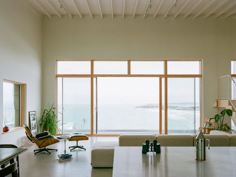 Of Architecture builds beachside home for surfer-and-artist couple Uk Wallpaper, Modest Aesthetic, Seaside House, Seaside Living, House By The Sea, Ground Floor Plan, Industrial House, Guest Bedrooms, Eames Lounge Chair