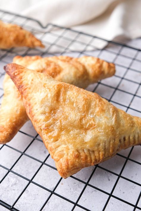 Air Fryer Apple Turnovers, Apple Air Fryer, Peach Turnovers, Apple Turnover Recipe, Air Fryer Recipes Dessert, Turnover Recipes, Apple Puff Pastry, Puff Pastry Desserts, Apple Turnovers