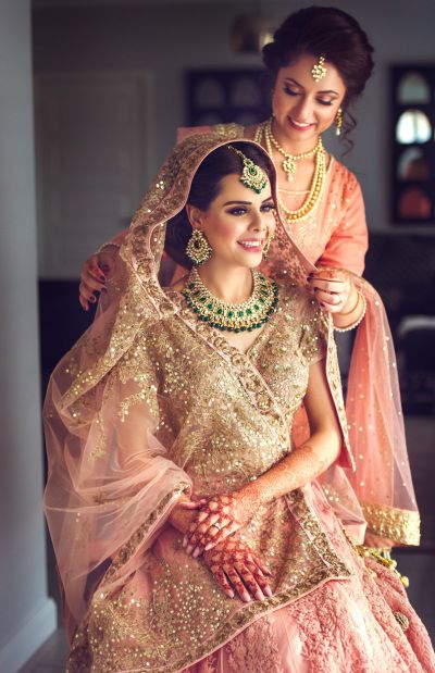 Rolling Canvas Presentations Dupatta On Head, Bridesmaid Photoshoot, Bridal Dupatta, Bridal Photography Poses, Perhiasan India, Bride Photoshoot, Wedding Photoshoot Poses, Indian Wedding Photography Poses, Bridal Poses