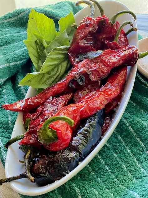 Fried Italian Sweet Peppers (an Italian American Recipe) Long Hot Peppers, Hot Pepper Recipes, Sweet Pepper Recipes, Bruschetta Pasta, Pizzelle Recipe, Fried Peppers, Marinated Mushrooms, Sweet Peppers, Hot Peppers