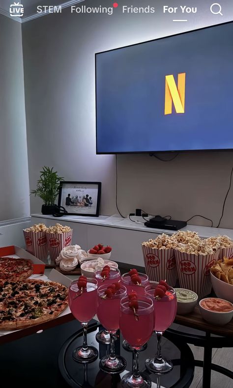 Netflix Chill Aesthetic, Chill House Party Aesthetic, Netflix And Chill Aesthetic Night, Gfx Ideas, Chill Aesthetic, Netflix Chill, Galentines Party, Girls Night Party, Friend Activities