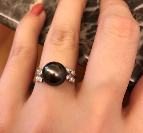 Pearl Aesthetic, Black Pearl Jewelry, Black Pearl Ring, Pearl Wedding Ring, Pearl Engagement Ring, Jewelry Design Drawing, Black Wedding Rings, Garnet Earrings, Pearl Wedding