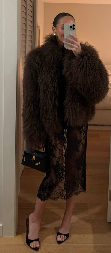 Glam Winter Outfits, Fur Coat Outfit Dressy, Black Fur Jacket Outfit, Winter Dressy Outfits, Winter Fashion Week, Aunt Vibes, Clothes Cold Weather, The London Look, Fur Coat Outfit