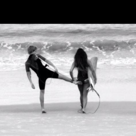 Couple surf Surfer Boyfriend, Surfer Couple, Tank Dresses, Calf Sleeve, My Kind Of Love, Surf Life, Photo Couple, Surfs Up, Surfer Girl