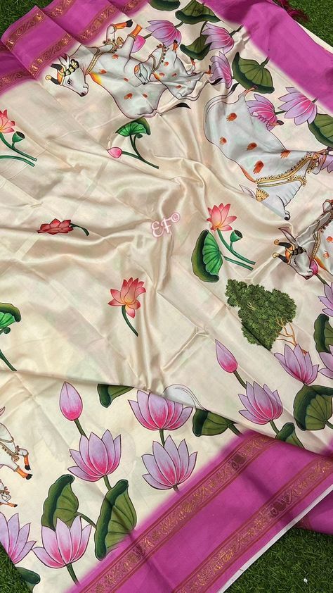 Pichwai Design Sarees, Lotus Saree, Maharashtrian Saree, Fabric Colour Painting, Fabric Paint Shirt, Floral Sarees, Painting Women, Pichwai Painting, Saree Painting Designs