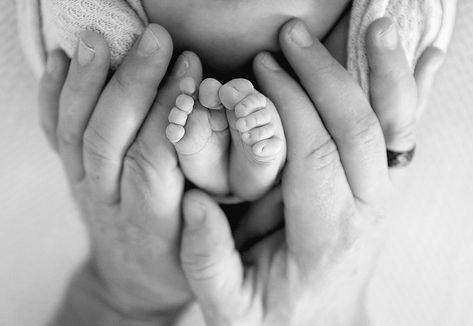 Ten tiny fingers, and ten tiny toes Newborn Hospital Pictures, Birth Announcement Photos, Hospital Pictures, Newborn Announcement, Studio Newborn, Newborn Family Photos, Baby Announcement Photos, Newborn Studio, Newborn Lifestyle Session