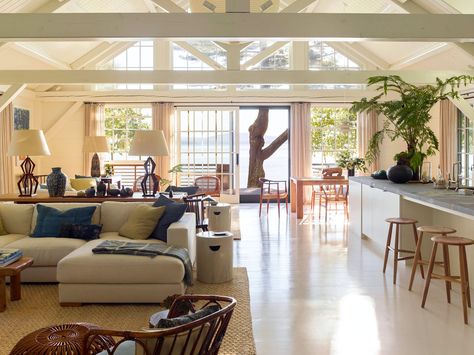 Gil Schafer, an architect known for his traditional style, created a summer house that’s anything but. Gil Schafer, Summer House Interiors, Open Kitchen Layouts, House By The Sea, Maine House, Living Design, Summer House, House Tours, Great Rooms