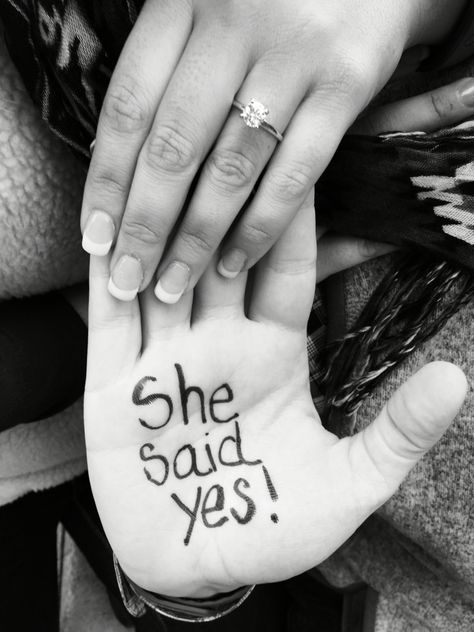 Post proposal photo: she said yes hand She Said Yes Engagement Photos, She Said Yes Photos, Real Engagement Photos, She Said Yes Photo Ideas, I Said Yes Photos Ideas, Cute Engagement Announcements, Creative Engagement Announcement, Engagement Announcement Ideas, Said Photo