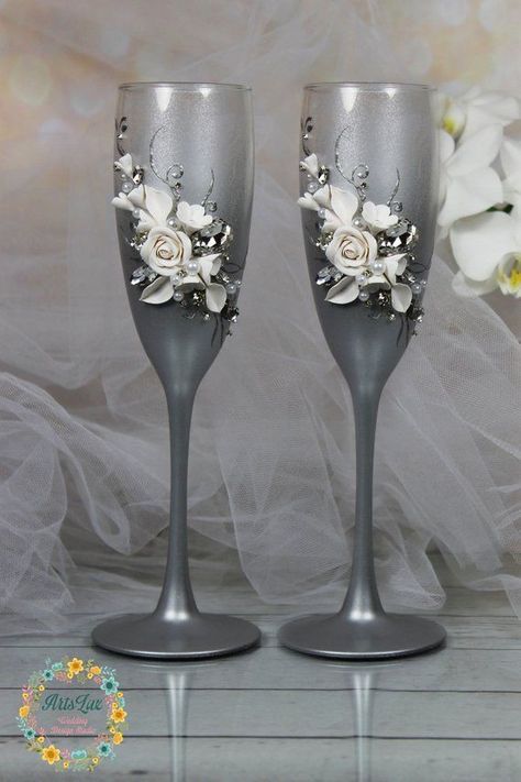 Glass Painting Ideas, Wedding Glassware, Crystals White, Wine Glass Candle, Toasting Flutes Wedding, Wedding Wine Glasses, Wedding Champagne Glasses, White Roses Wedding, Decorated Wine Glasses