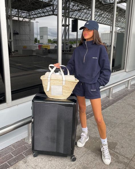 14 Perfect Airport Outfits That Will Inspire You. - THE FASHIONABLE ONE Casual Church Outfits Summer, Summer Bar Outfits, Nyc Outfits Summer, Cute Airport Outfit, Summer Work Outfits Office, Casual Travel Outfit, Airport Outfit Ideas, Comfy Airport Outfit, Bike Shorts Outfit