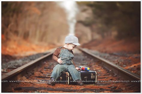 Train Poses, Toddler Photography Poses, Photo Bb, Train Pics, Thomas Birthday, 2nd Birthday Boys, Hospital Photos, Baby Boy Photography, Pregnancy Photo