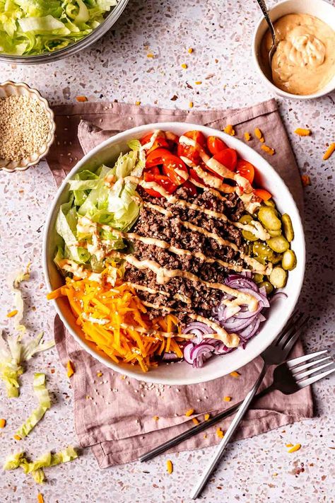 Big Mac Salad Bowl, Big Mac Bowl, Keto Entrees, Keto Lunches, Man Recipes, Food Dinners, Big Mac Salad, Classic Burger, Beef Bowl