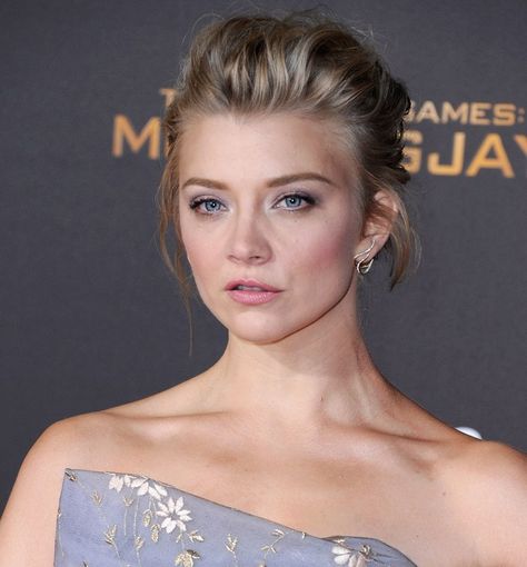 natalie dormer mocking jay premiere hair makeup Summer Color Analysis, Summer Celebrities, Hunger Games Mockingjay Part 2, Color Analysis Summer, Summer Skin Tone, Delicate Makeup, The Hunger Games Mockingjay, Mockingjay Part 2, Hunger Games Mockingjay