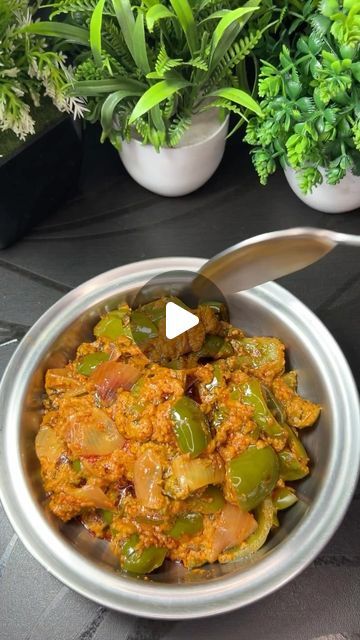 Shimla Mirch Recipes Indian, Capsicum Recipes Indian, Instant Recipe, Capsicum Recipes, Instant Recipes, Newspaper Crafts, Shimla, Cabbage Recipes, February 13