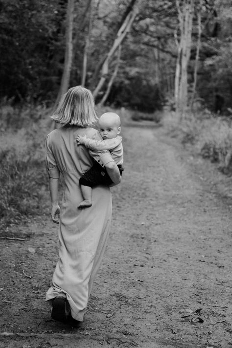 Raw Motherhood, Outdoor Family Photoshoot, Motherhood Photos, Raw Photography, Photography Location, Motherhood Photography, Lifestyle Photography Family, Garden Mini, Newborn Shoot